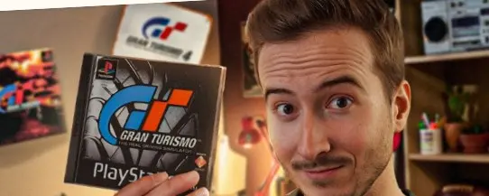 Sylvain Lyve tient le jeu Gran Turismo dans la miniature de sa vidéo YouTube