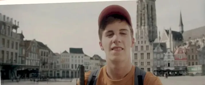 Un jeune voyageur aveugle fait un selfie sur la grand-place de Malines, dans le film de Visit Flanders